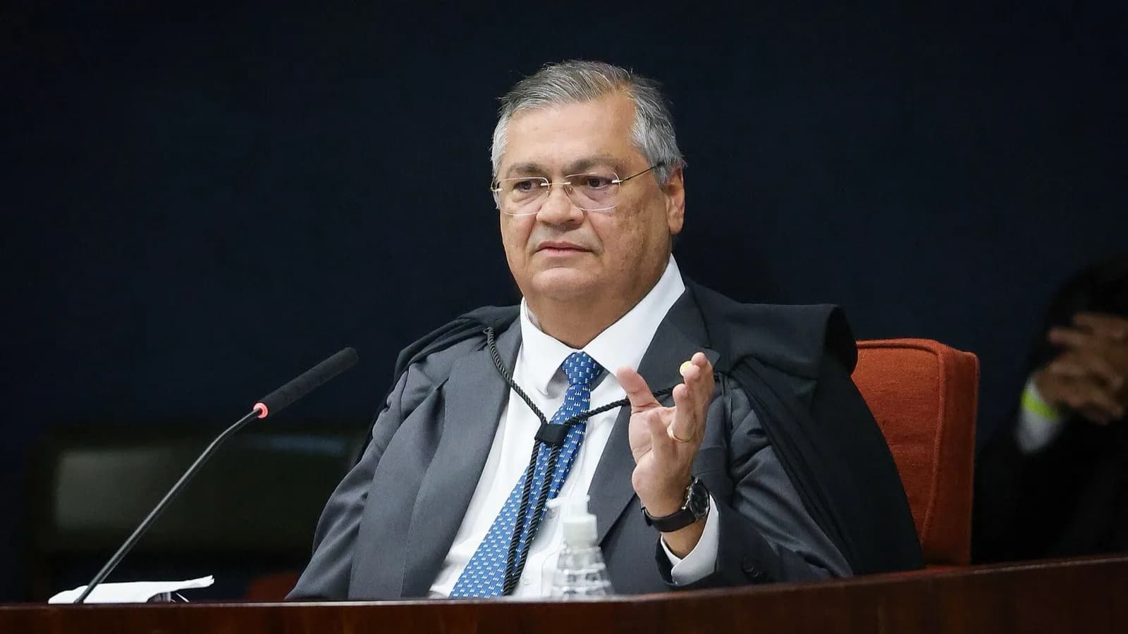 Ministro Flávio Dino, de toga, gesticula durante sessão do STF