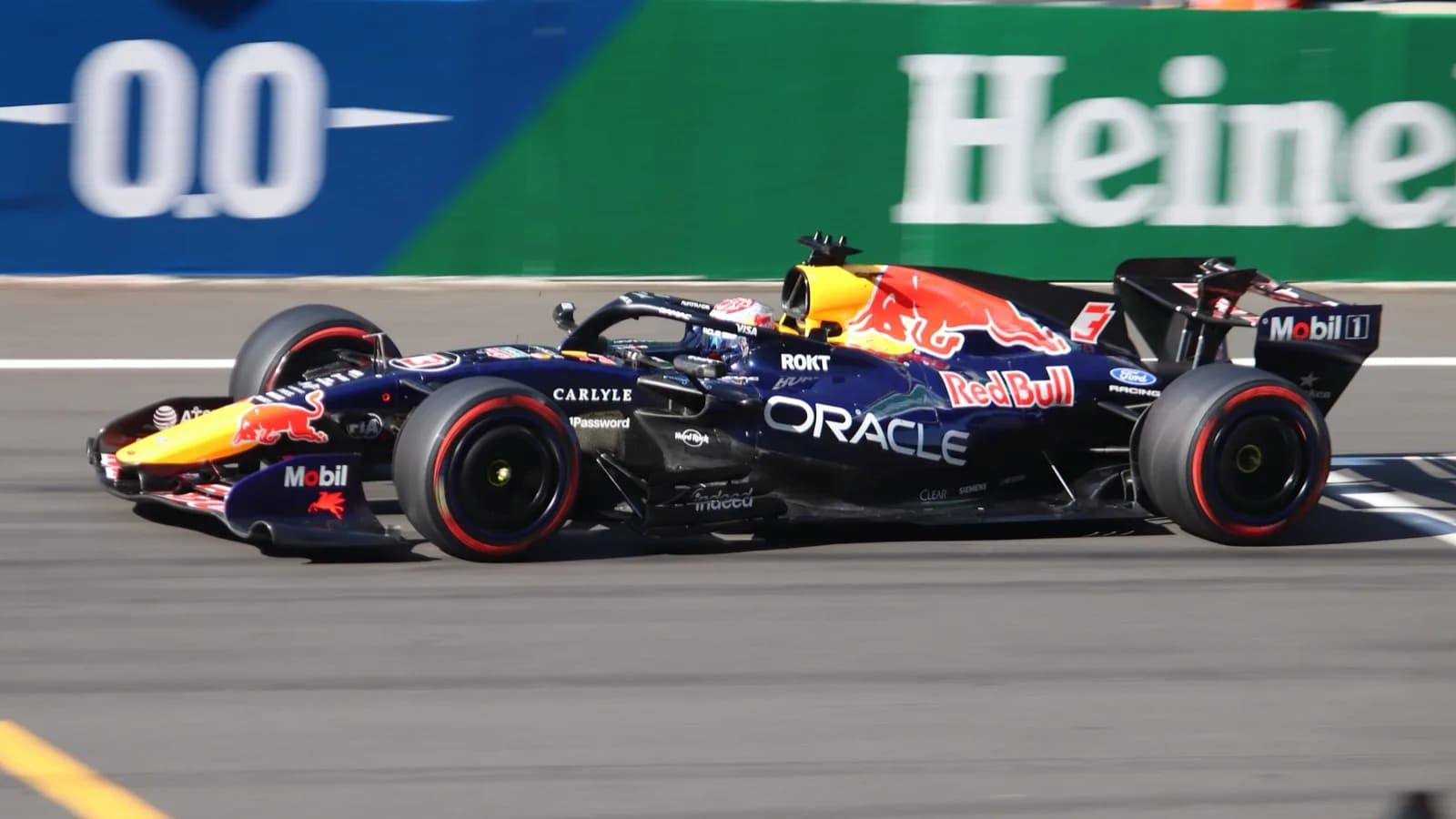 Carro de Fórmula 1 da Red Bull, de Max Verstappen, em pista durante corrida (foto de arquivo)