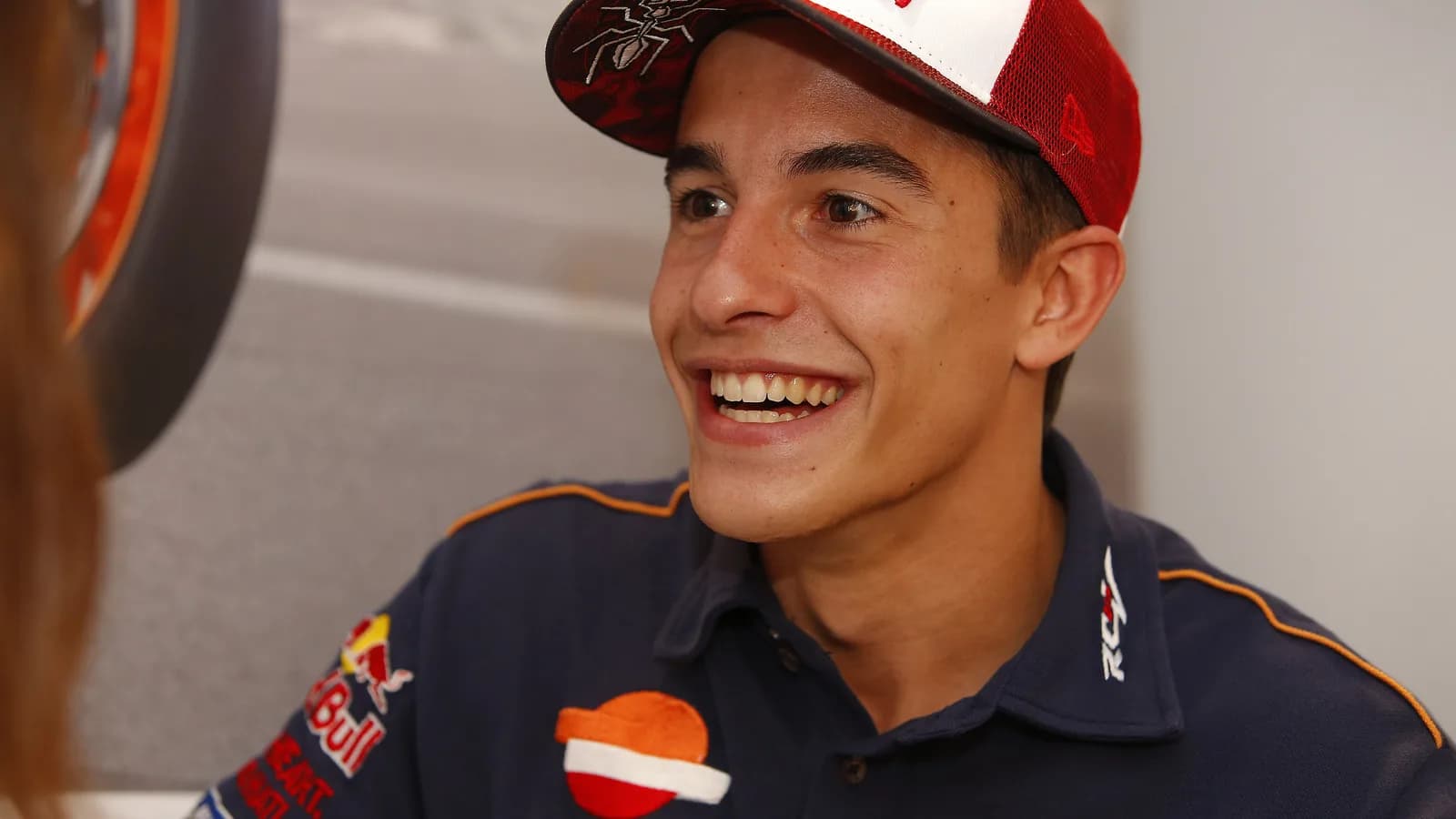 Marc Márquez sorri durante evento com a equipe Repsol Honda, foto de arquivo
