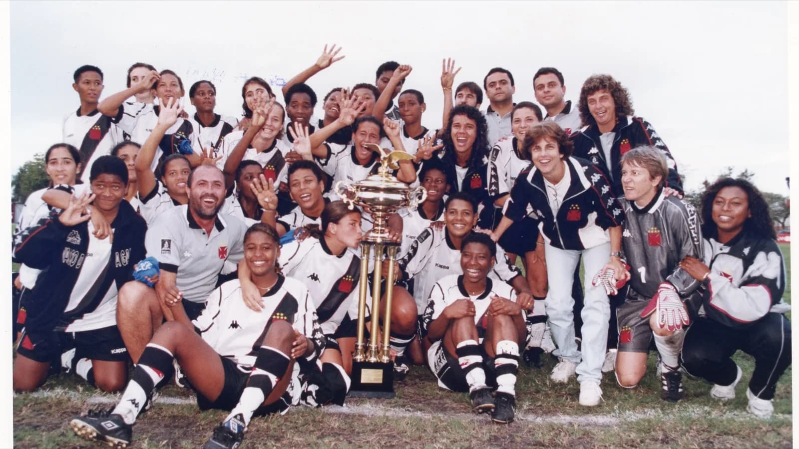 Time feminino do Vasco da Gama comemora título com troféu em campo, foto de arquivo de 1998