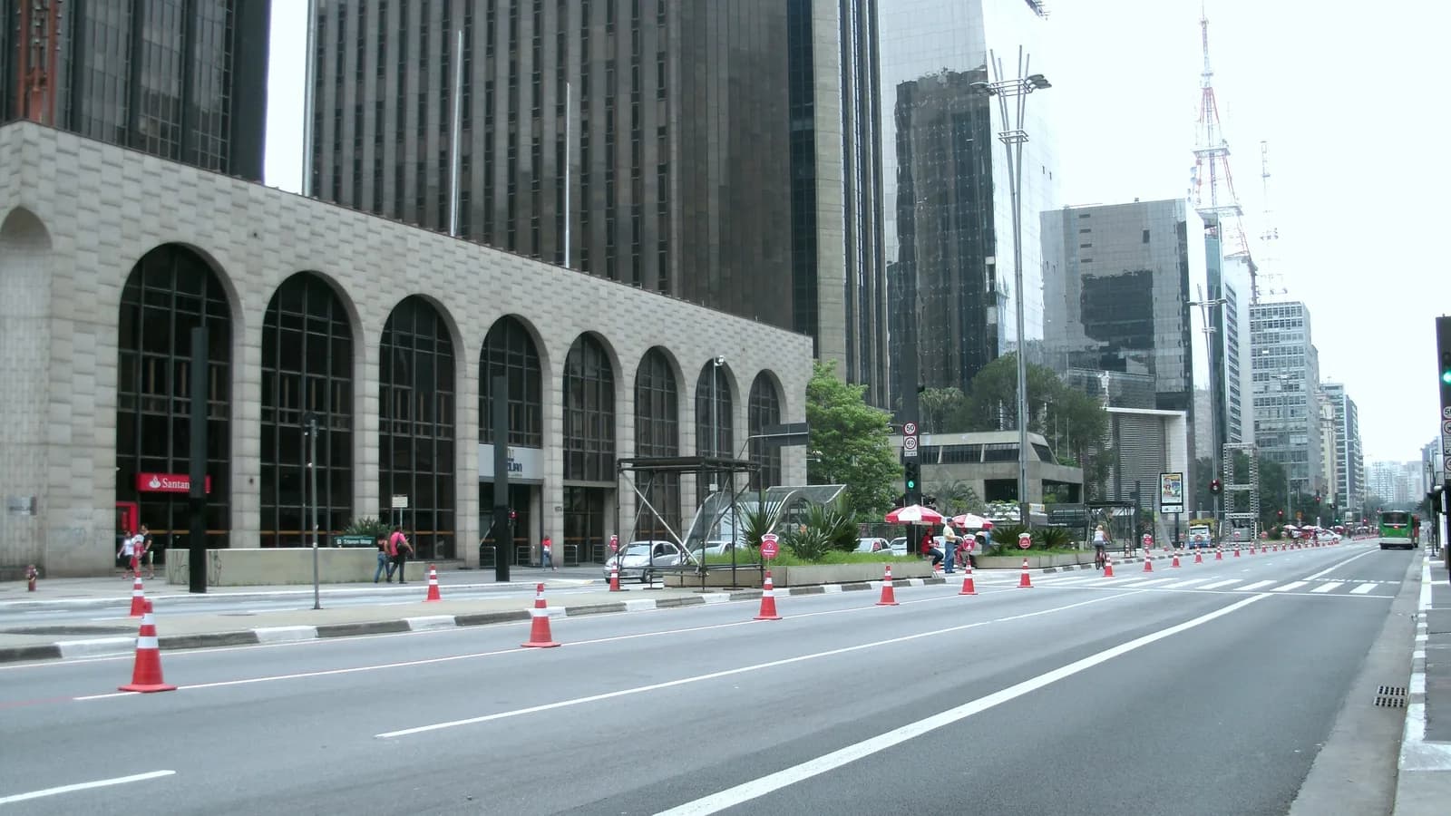 Avenida Paulista, em São Paulo, com pedestres e prédios ao fundo em dia nublado