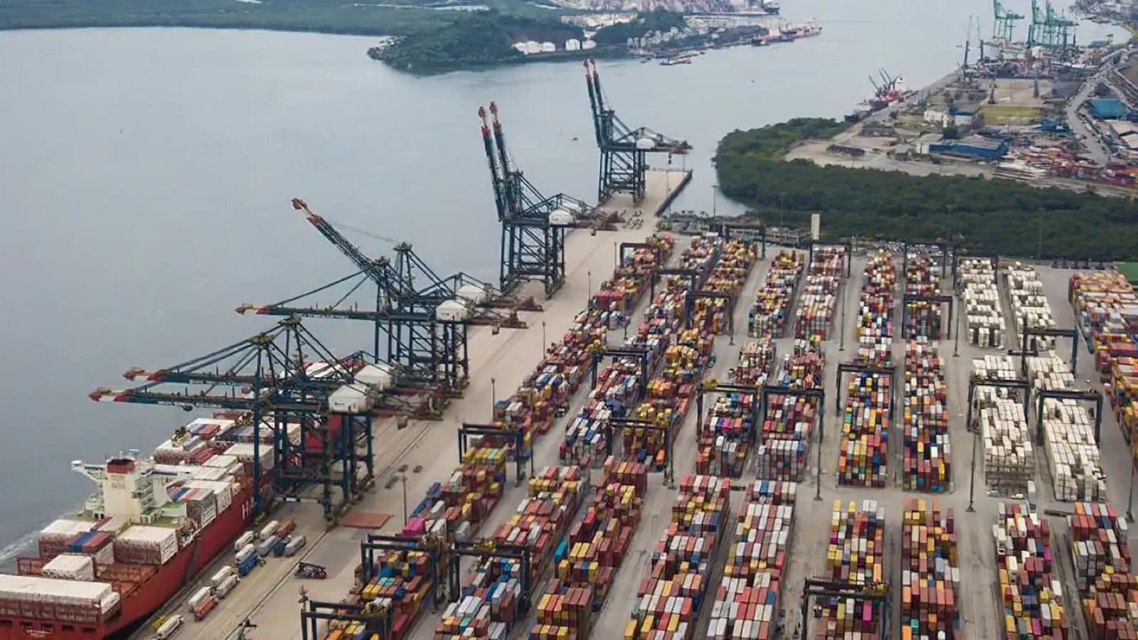 Vista aérea de navio cargueiro e pátio de contêineres no Porto de Santos