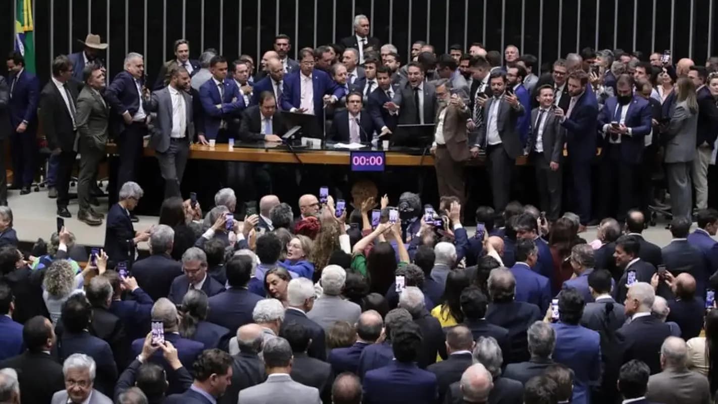 Plenário da Câmara dos Deputados lotado durante sessão em Brasília