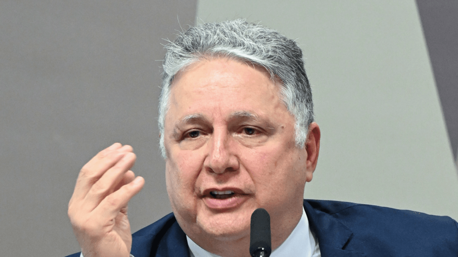 Anthony Garotinho fala e gesticula durante audiência no Senado, em dezembro de 2025