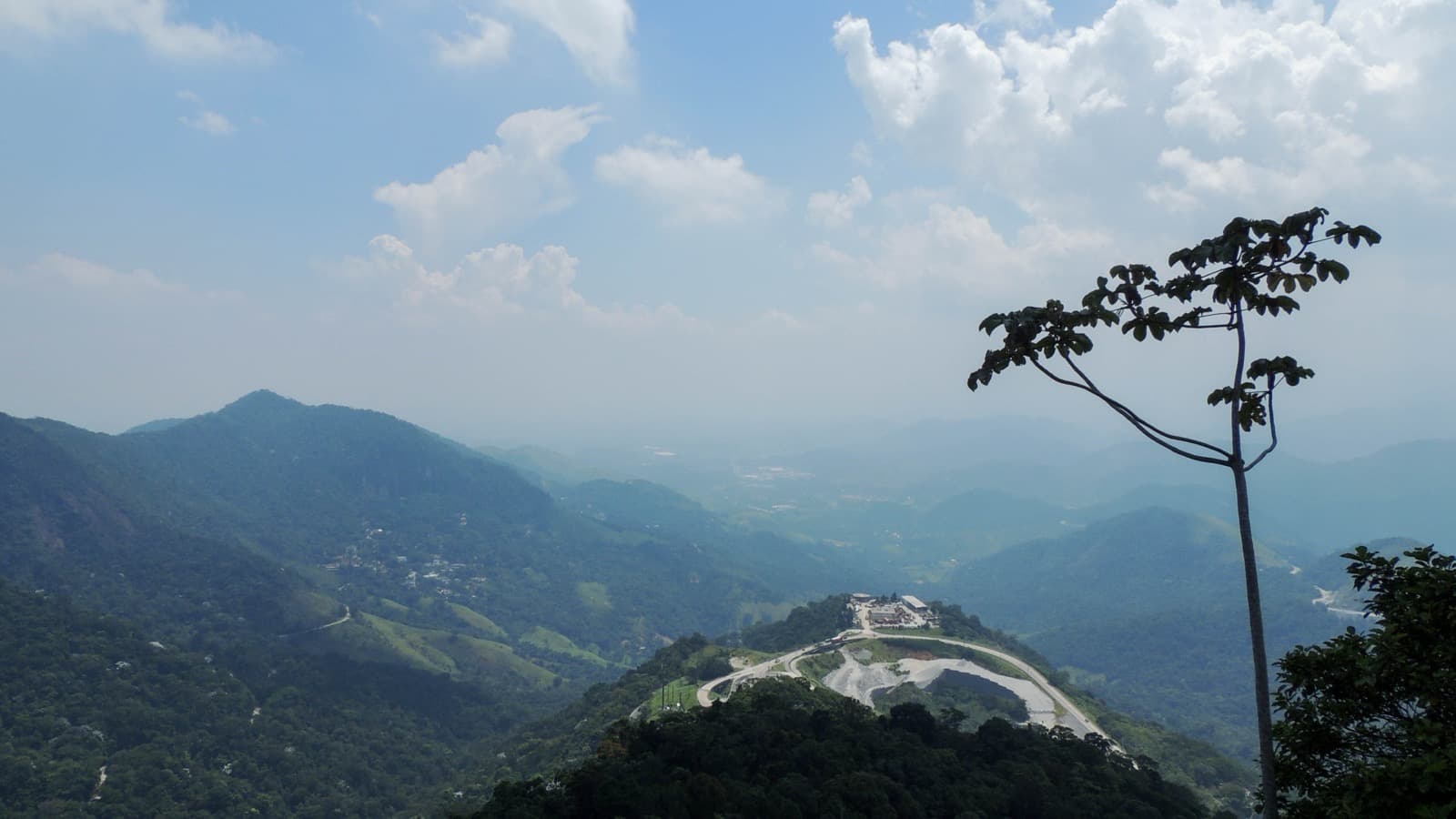Vista aérea da Serra de Petrópolis na BR-040, com a estrada sinuosa na descida da serra