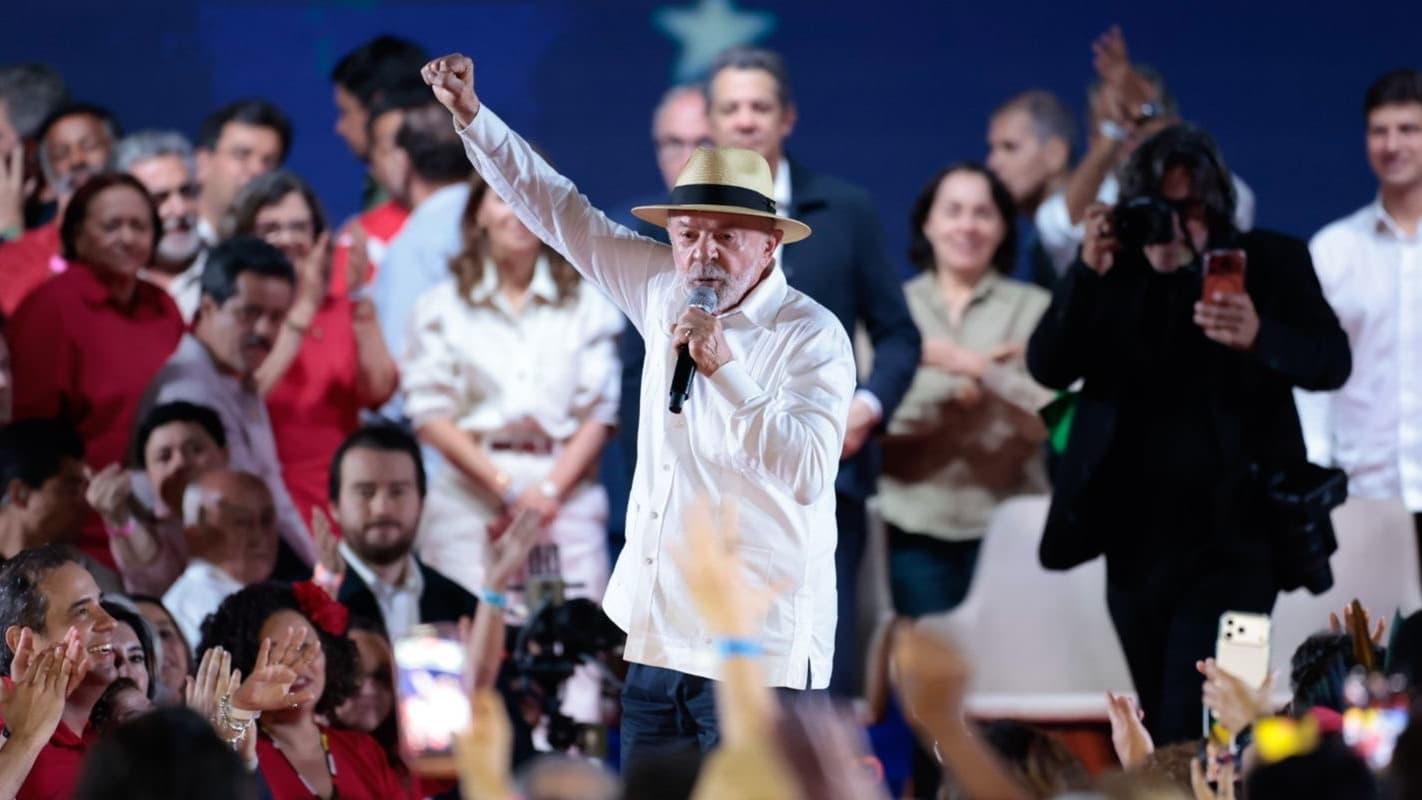 Lula discursa com o punho erguido durante a convenção do PT que oficializou sua candidatura à reeleição, no Expo Center Norte, em São Paulo