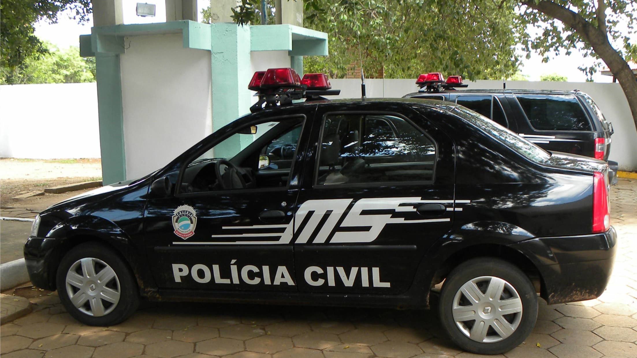 Viatura da Polícia Civil de Mato Grosso do Sul estacionada, foto de arquivo sem relação direta com o caso