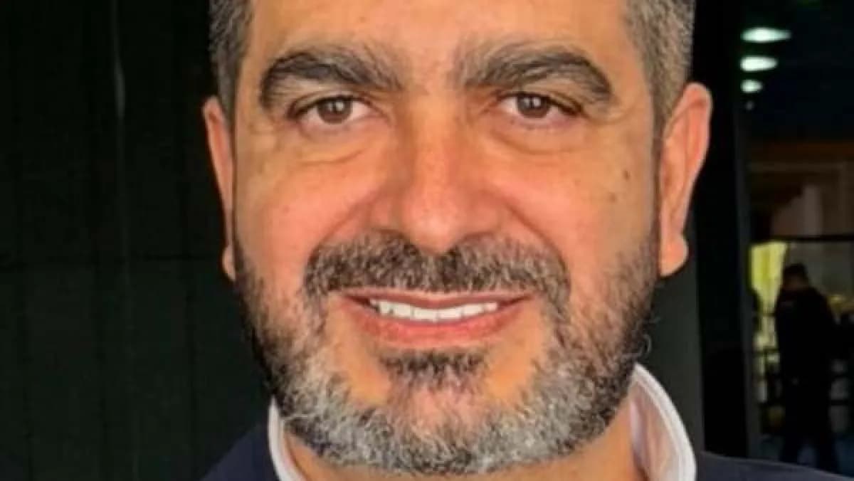 Leonardo Avalanche, presidente do PRTB, em retrato usando terno azul-marinho e camisa branca