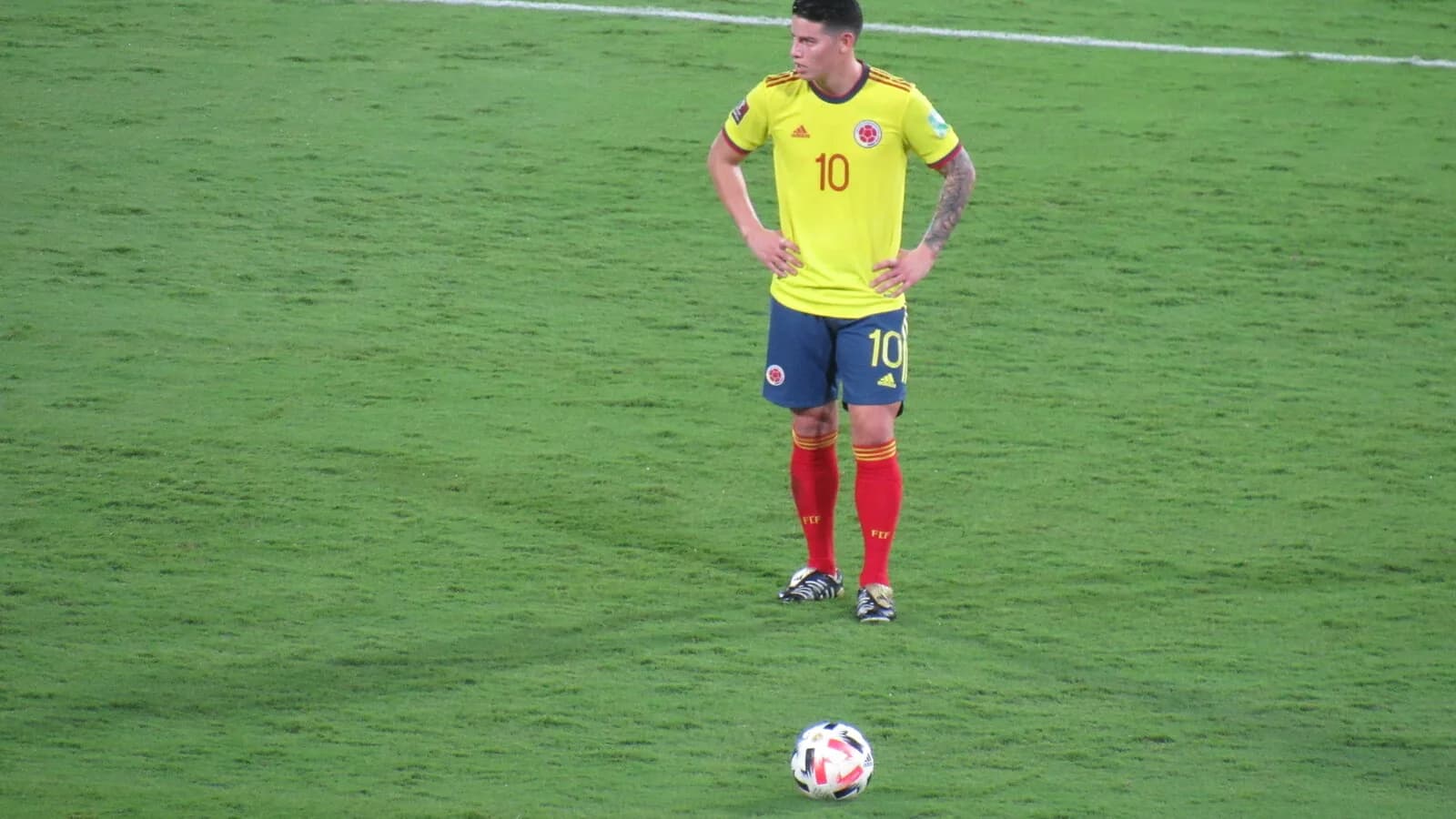 James Rodríguez, com a camisa 10 da seleção da Colômbia, em campo durante partida