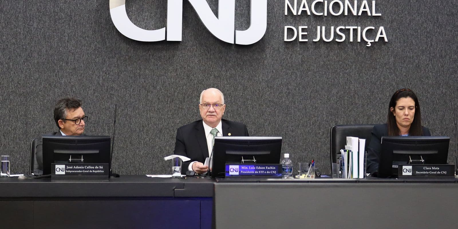 Ministro Luiz Edson Fachin preside sessão no plenário do Conselho Nacional de Justiça
