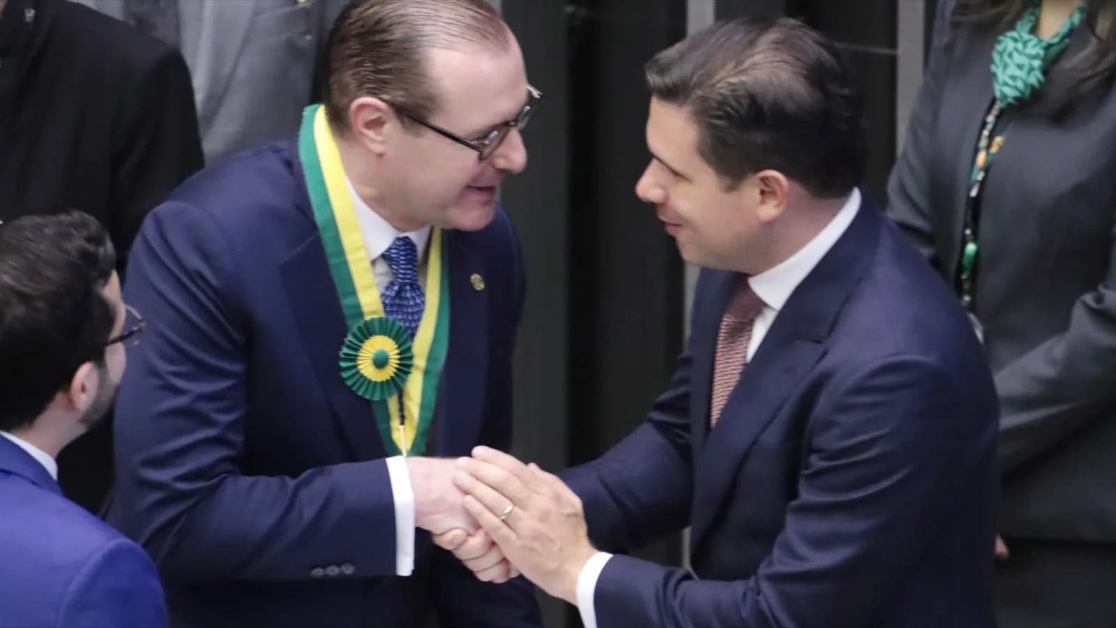 O ministro Cristiano Zanin, do STF, cumprimenta parlamentar em cerimônia na Câmara dos Deputados