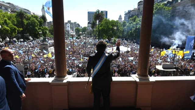 Javier Milei acena para multidão em sacada na Casa Rosada, em Buenos Aires