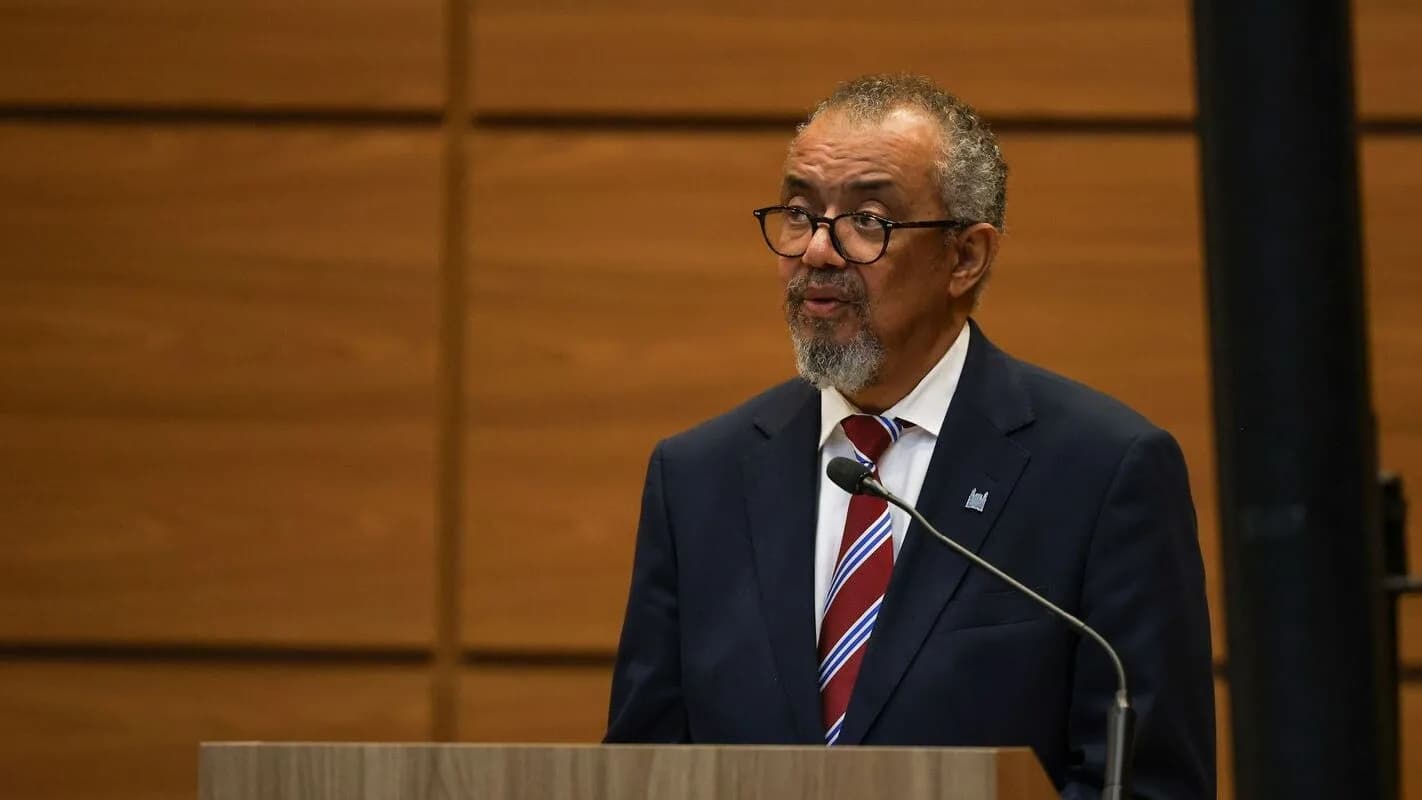 Tedros Adhanom Ghebreyesus, diretor-geral da OMS, discursa ao microfone em evento sobre risco de doença