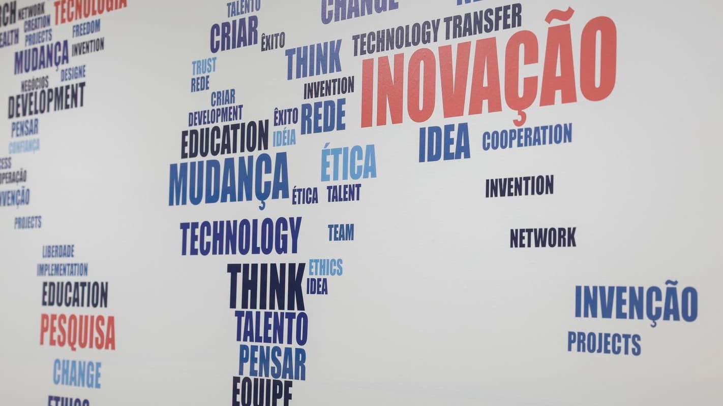 Painel com as palavras inovação, tecnologia, mudança e pesquisa no Parque de Inovação Tecnológica de São José dos Campos