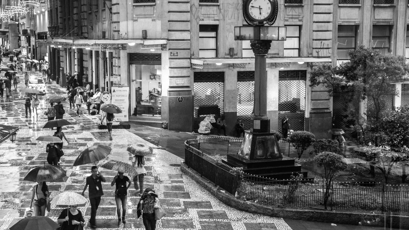 Rua do centro histórico de São Paulo com pedestres perto do Edifício Martinelli