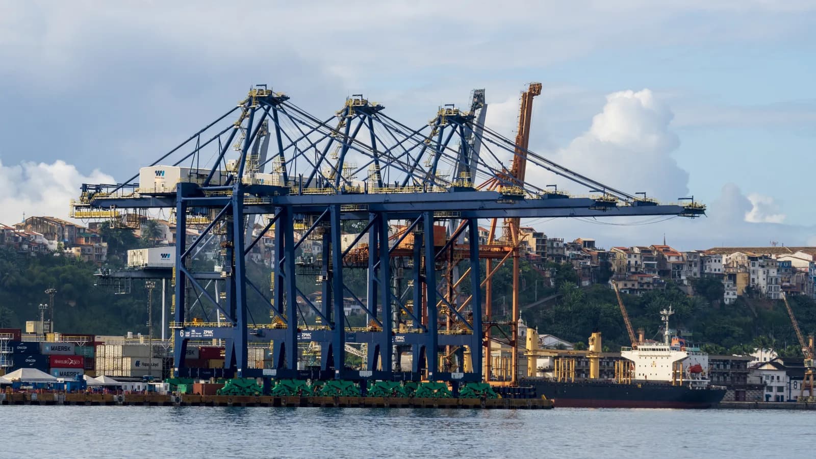 Guindastes e navio cargueiro atracado no Porto de Salvador, na Bahia