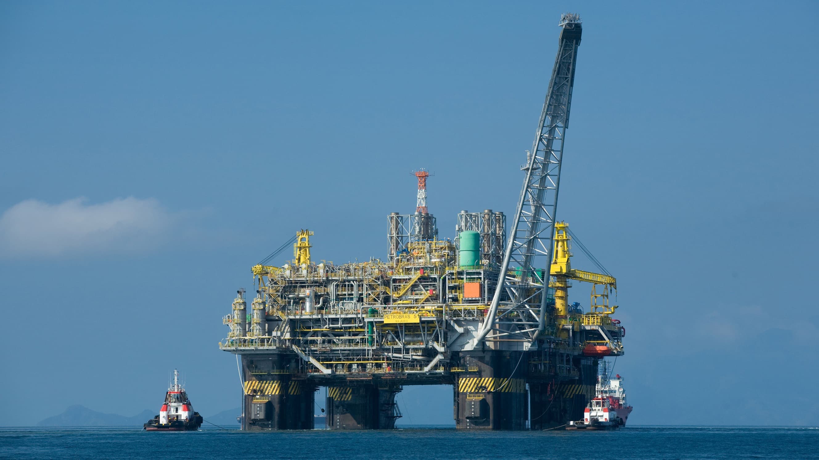 Plataforma de petróleo P-51 da Petrobras no mar, ao largo do Rio de Janeiro