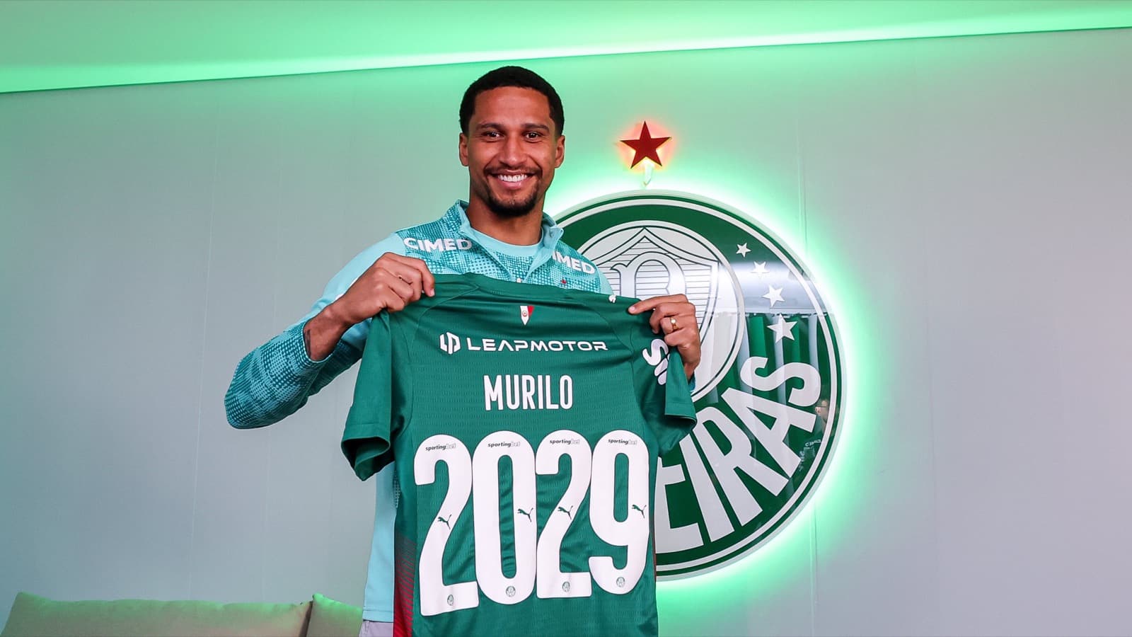 Murilo sorri segurando a camisa do Palmeiras personalizada com seu nome e o ano 2029
