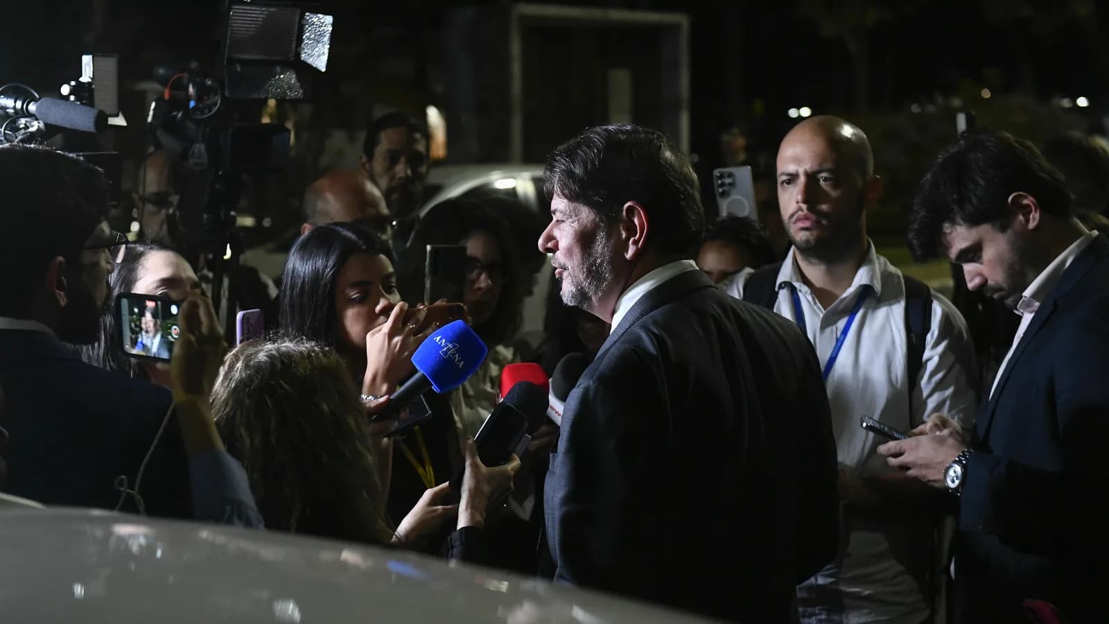 O senador Cid Gomes é entrevistado pela imprensa