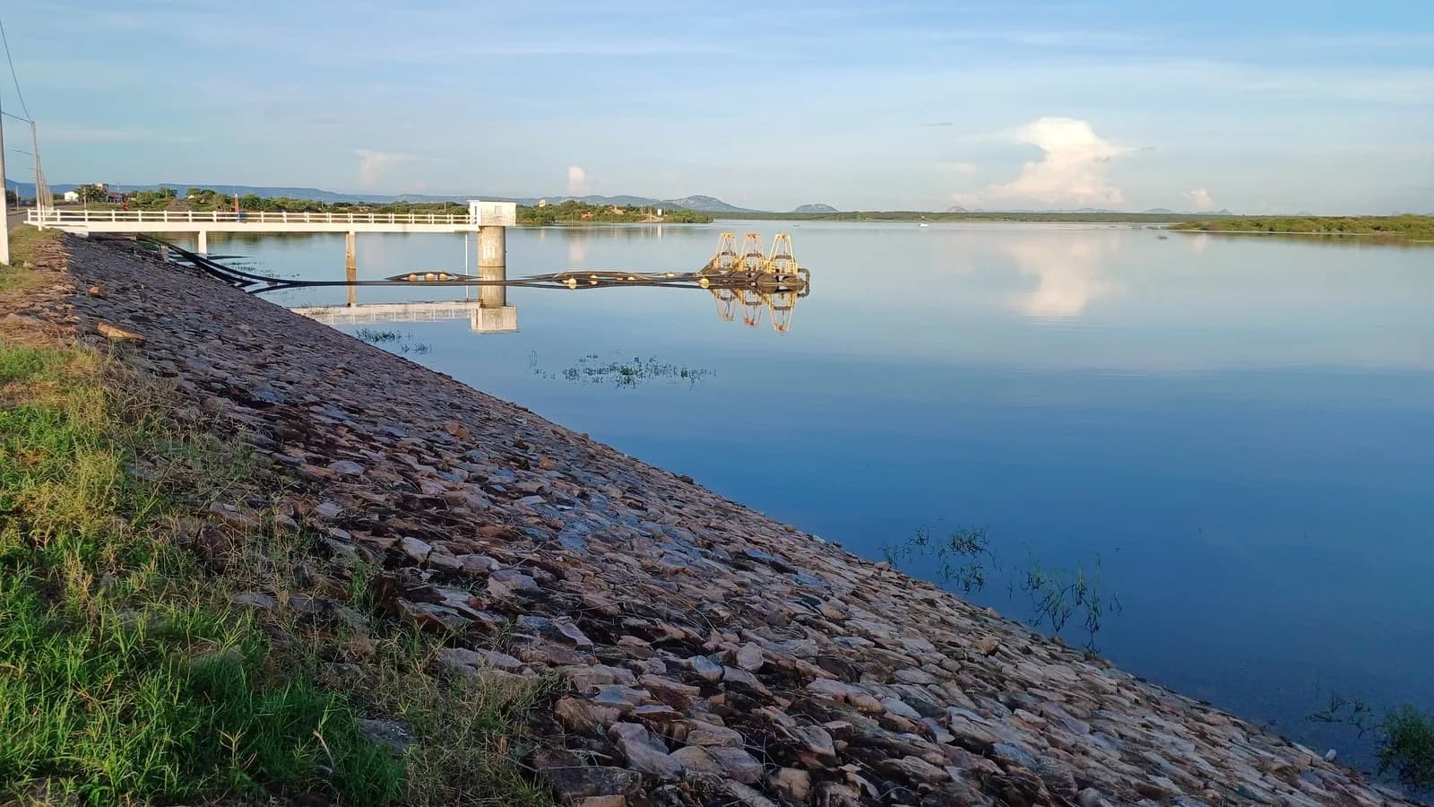 Reservatório de água no Rio Grande do Norte, com barragem de pedras e céu azul, imagem de arquivo