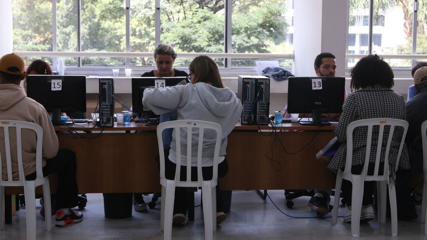 Pessoas são atendidas em guichês de mutirão de renegociação de dívidas, foto de arquivo