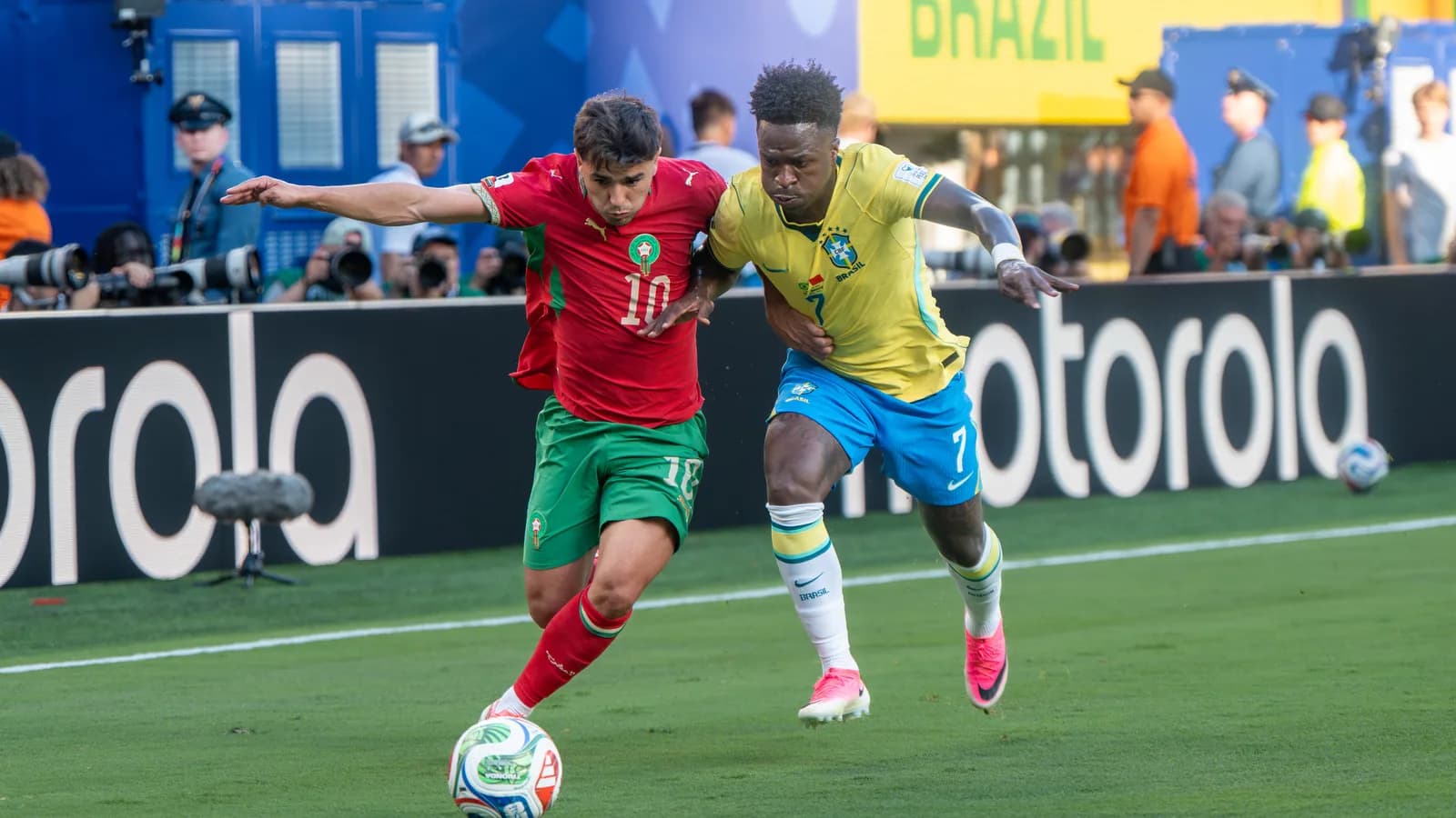 Vinícius Júnior disputa a bola em ação pela seleção brasileira, em foto de arquivo de junho de 2026 (não é do jogo contra o Elche)
