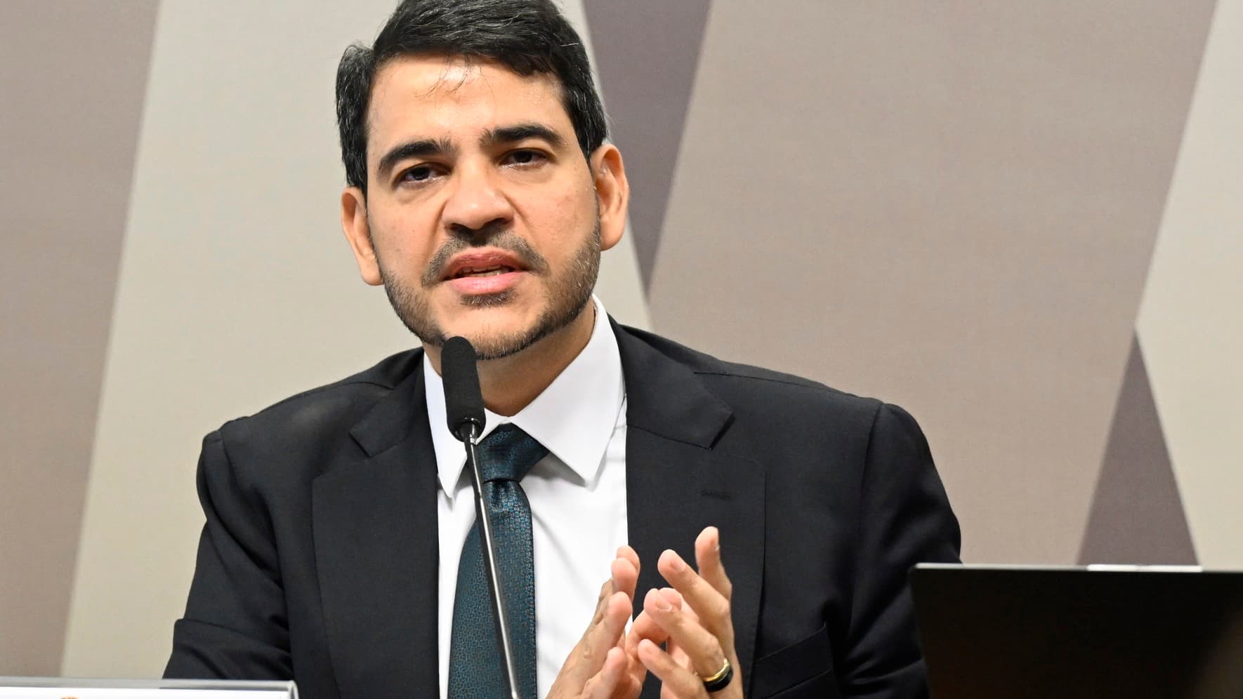 Jorge Messias, advogado-geral da União, fala durante audiência no Senado
