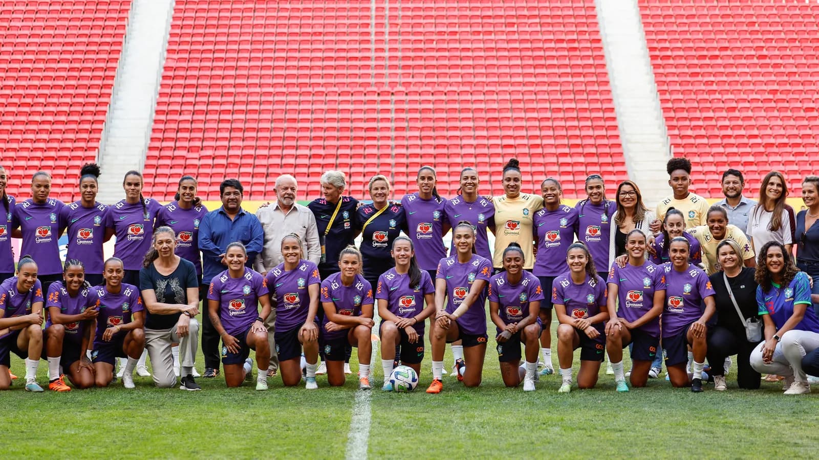 Jogadoras da Seleção Brasileira Feminina de futebol posam em grupo no campo durante encontro oficial