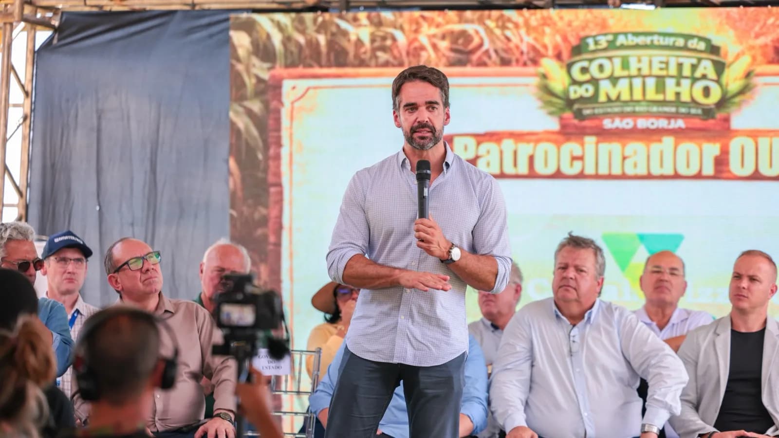 Governador do Rio Grande do Sul discursa em evento de abertura da colheita do milho em São Borja, com plateia ao fundo