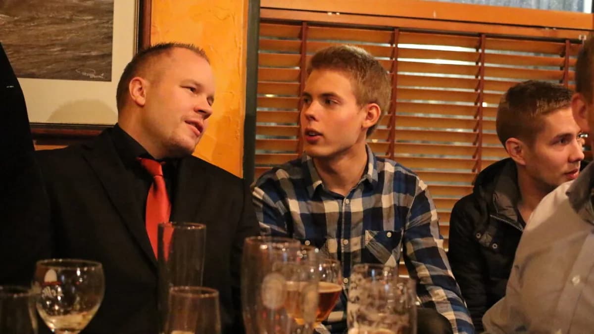 Grupo de amigos conversando em restaurante, foto ilustrativa de conversa presencial