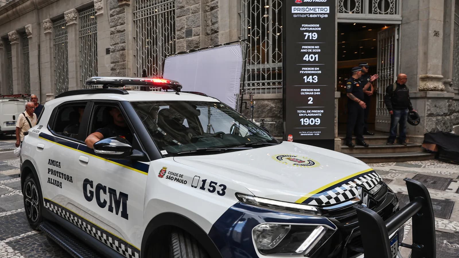 Viatura da Guarda Civil Metropolitana de São Paulo em frente a prédio público.