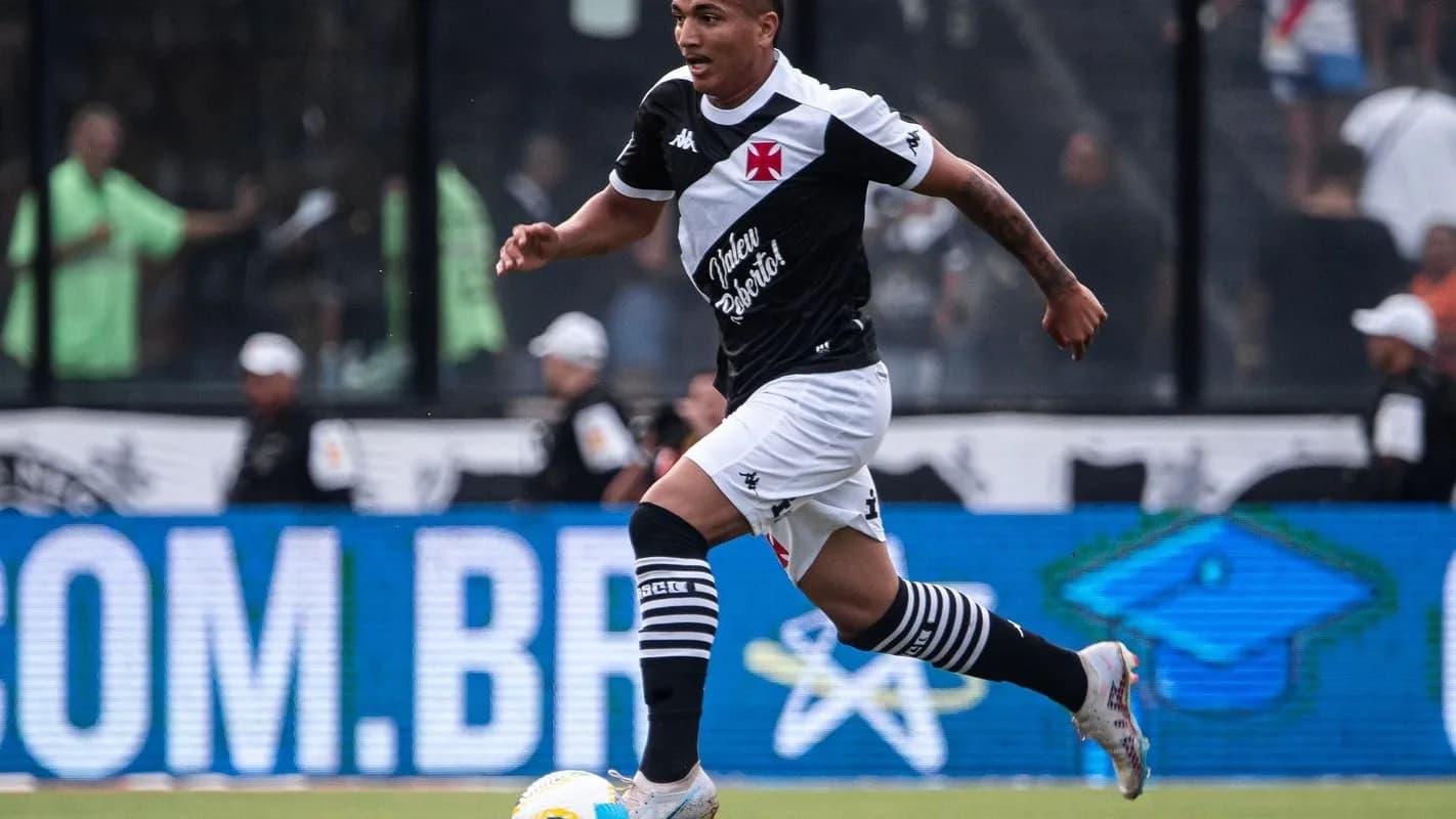 Jogador do Vasco da Gama conduz a bola durante partida do Campeonato Brasileiro (foto de arquivo, 2024)
