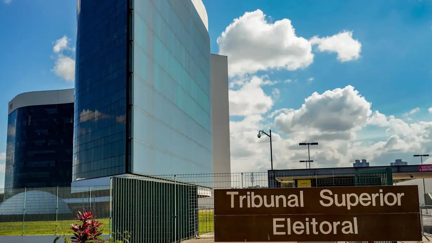 Fachada do prédio do Tribunal Superior Eleitoral, em Brasília, com placa de identificação em primeiro plano