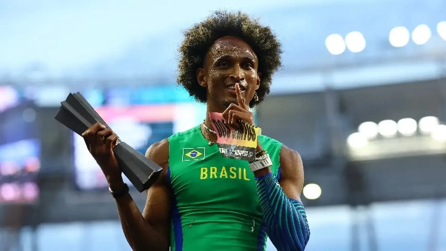 Alison dos Santos sorri e segura o troféu de campeão dos 400m com barreiras no Ultimate Championship, em Budapeste