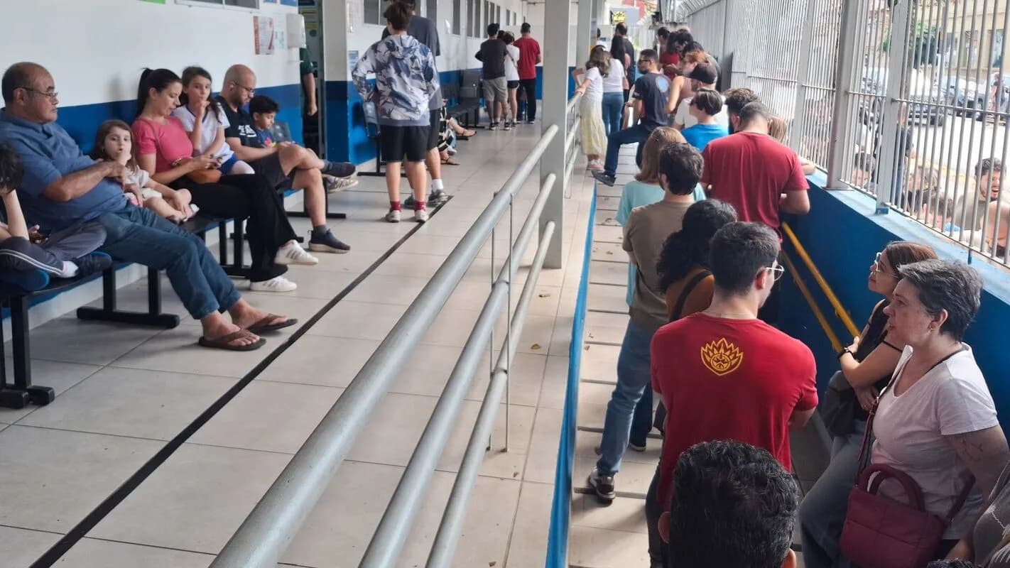 Fila de pessoas aguardando para tomar vacina contra o sarampo em São Paulo