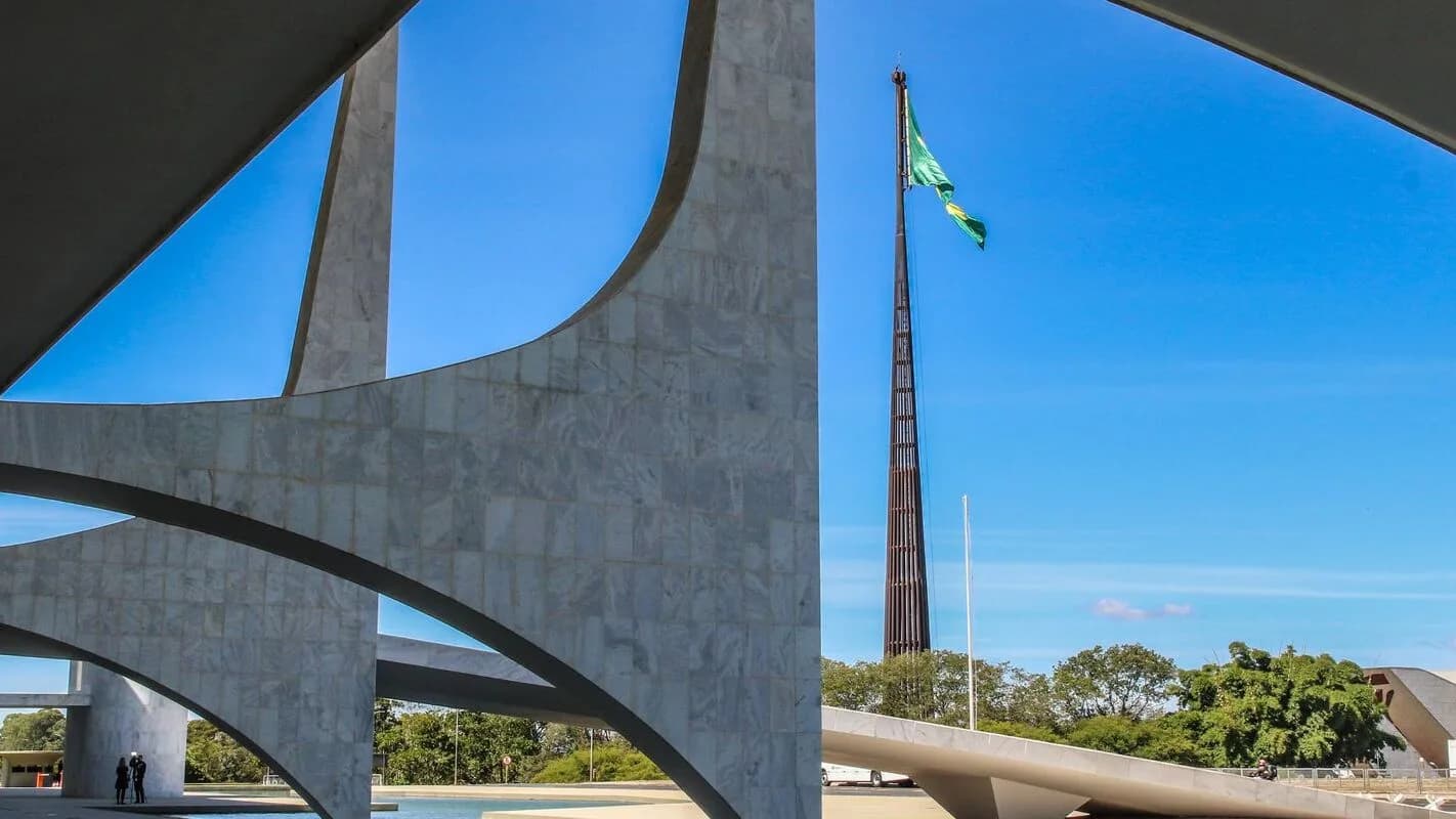 Vista do Palácio Itamaraty em Brasília, sede do Ministério das Relações Exteriores, com a bandeira do Brasil ao fundo