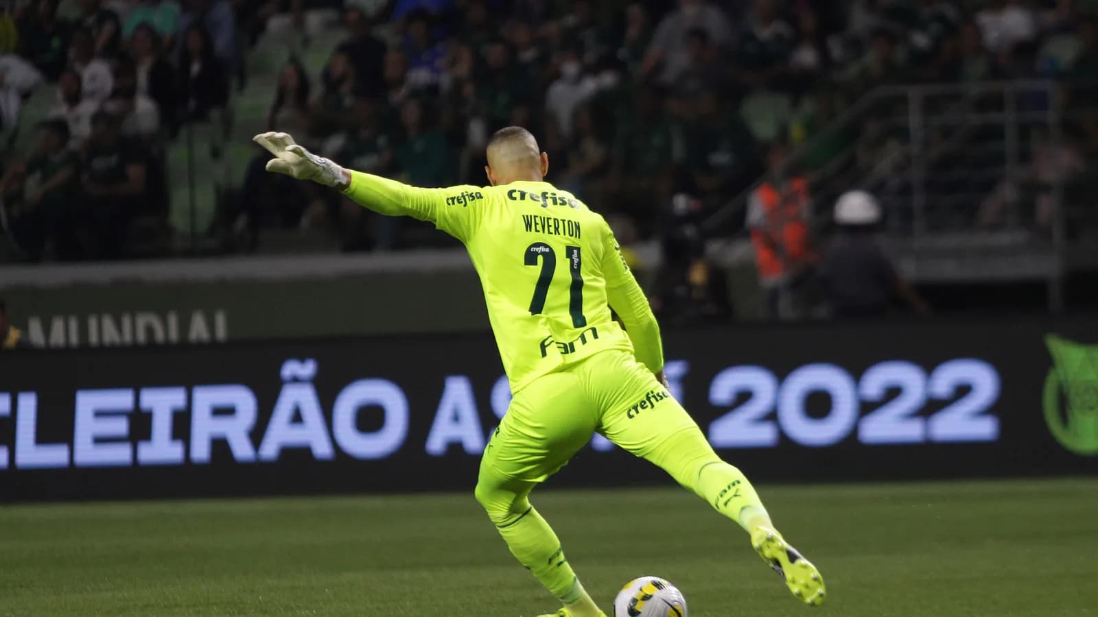 Weverton cobra tiro de meta pelo Palmeiras em foto de arquivo.