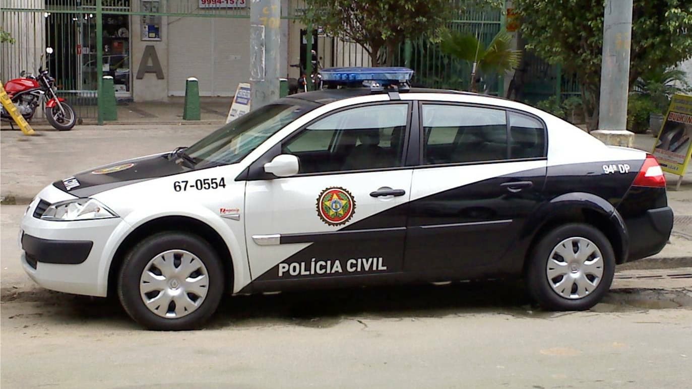 Viatura de arquivo da Polícia Civil do Rio de Janeiro estacionada em via pública