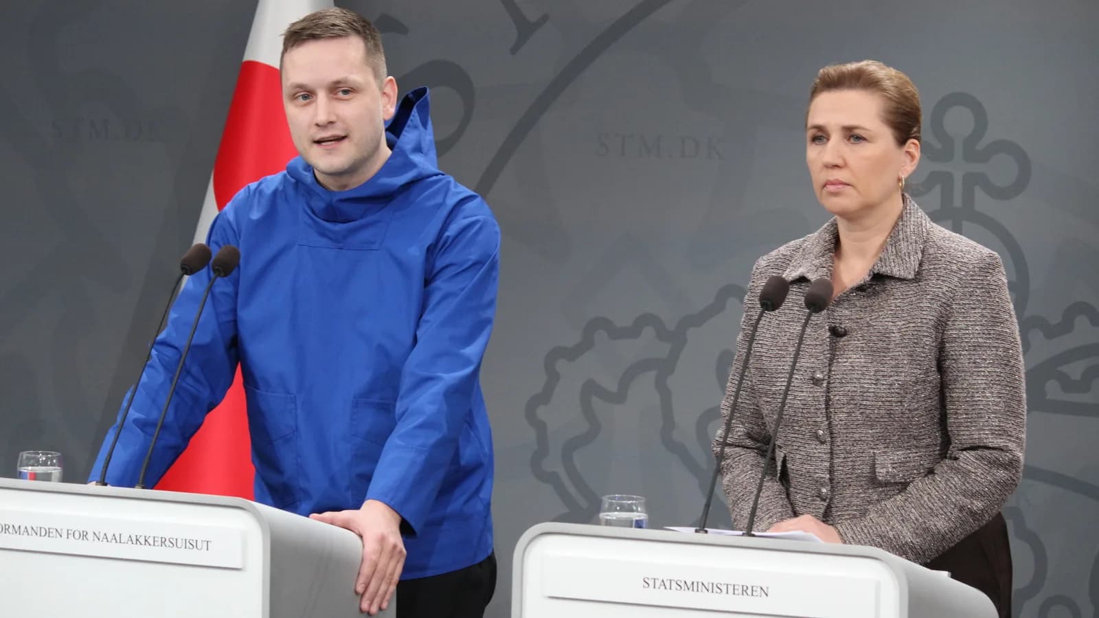 O premiê da Groenlândia, Jens-Frederik Nielsen, e a premiê da Dinamarca, Mette Frederiksen, em coletiva de imprensa conjunta