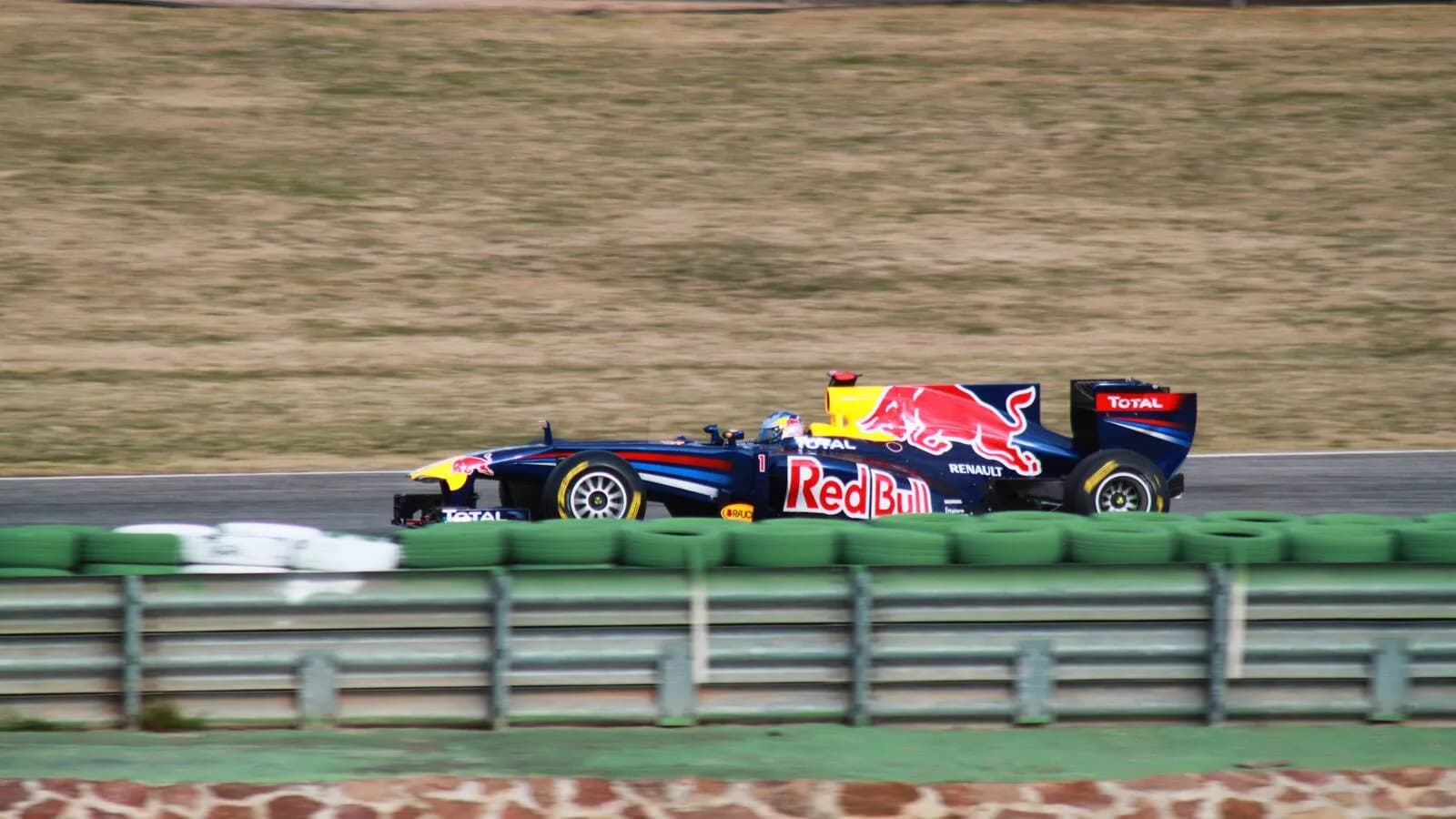Sebastian Vettel pilota carro da Red Bull em pista de testes de Fórmula 1, foto de arquivo