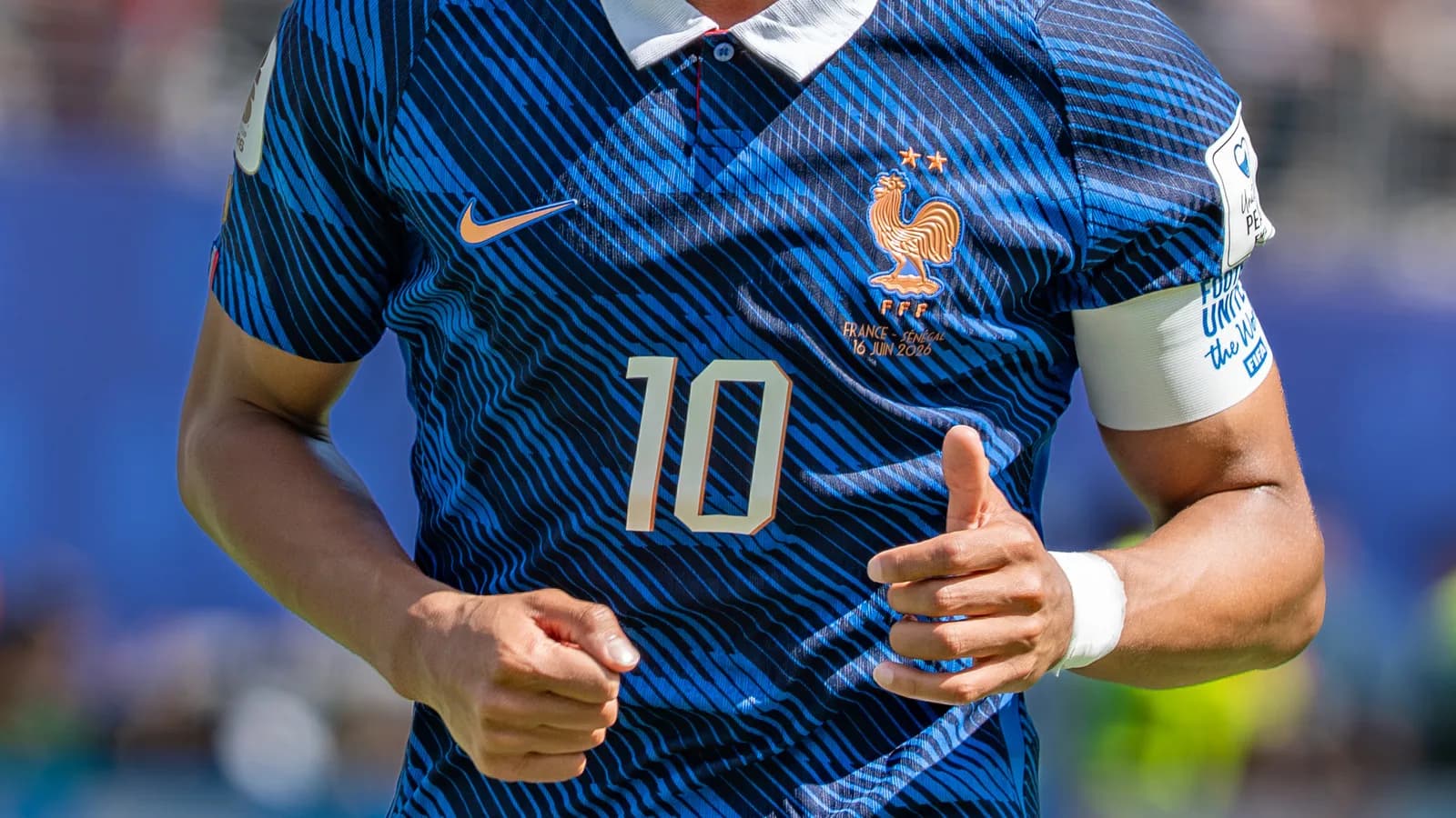 Kylian Mbappé em campo durante jogo da seleção francesa