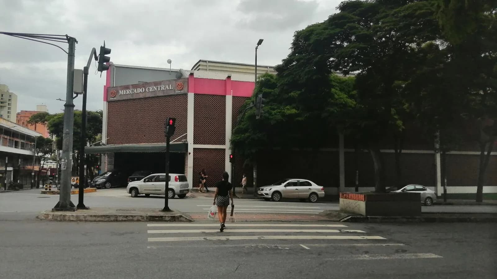 Fachada do Mercado Central de Belo Horizonte, vista da rua, com pedestres passando