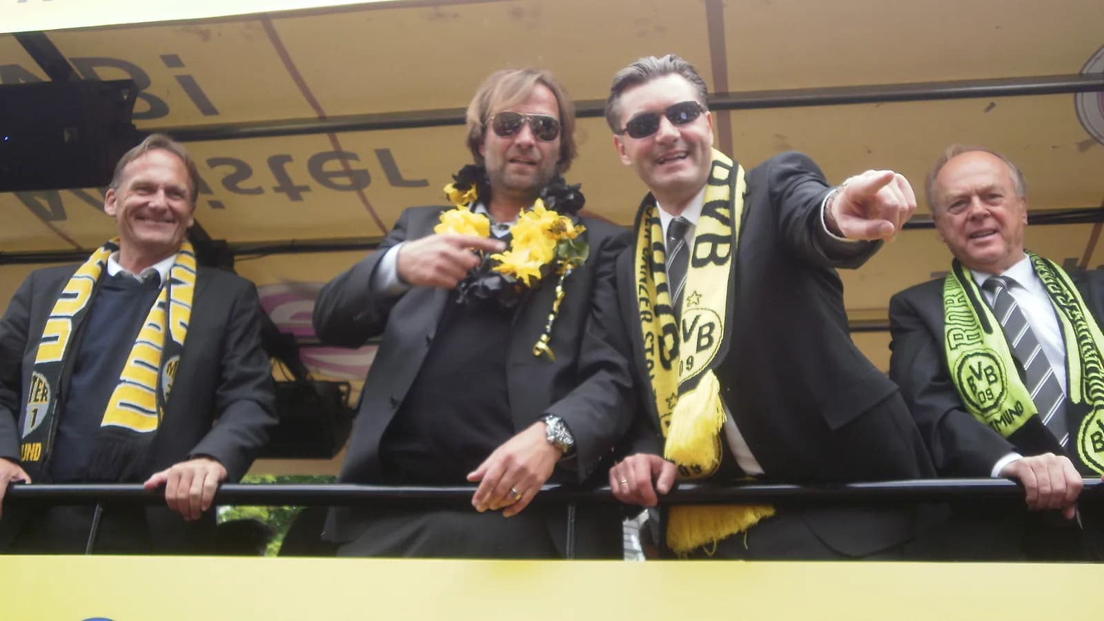 Dirigentes do Borussia Dortmund usando lenços do clube em comemoração, imagem de arquivo
