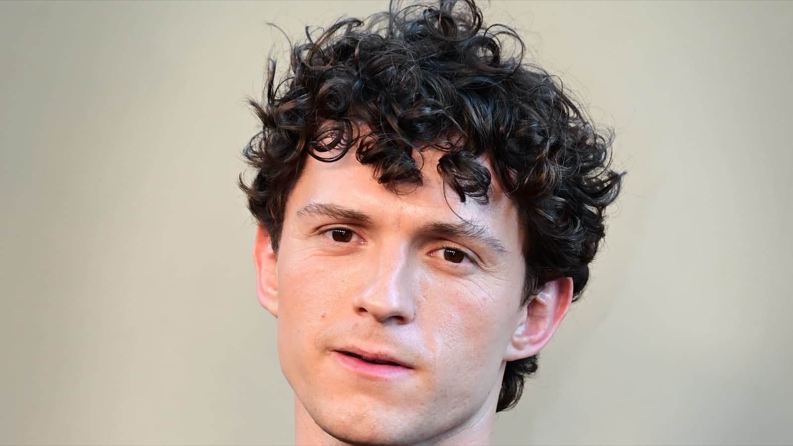 Retrato do ator Tom Holland, protagonista de 'Homem-Aranha: Um Novo Dia', em evento em julho de 2026
