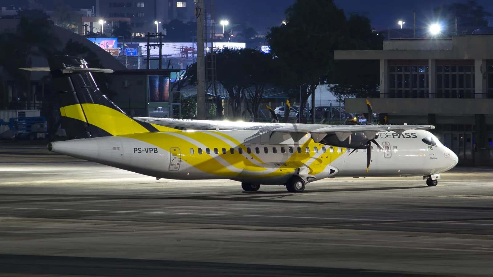 Aeronave ATR 72-500 da Voepass, de matrícula PS-VPB, estacionada em pátio de aeroporto