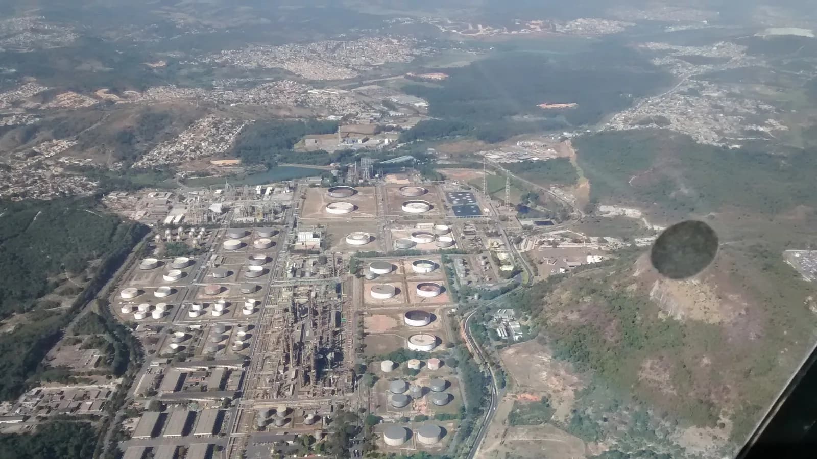 Vista aérea de uma refinaria de petróleo da Petrobras, com tanques de armazenamento
