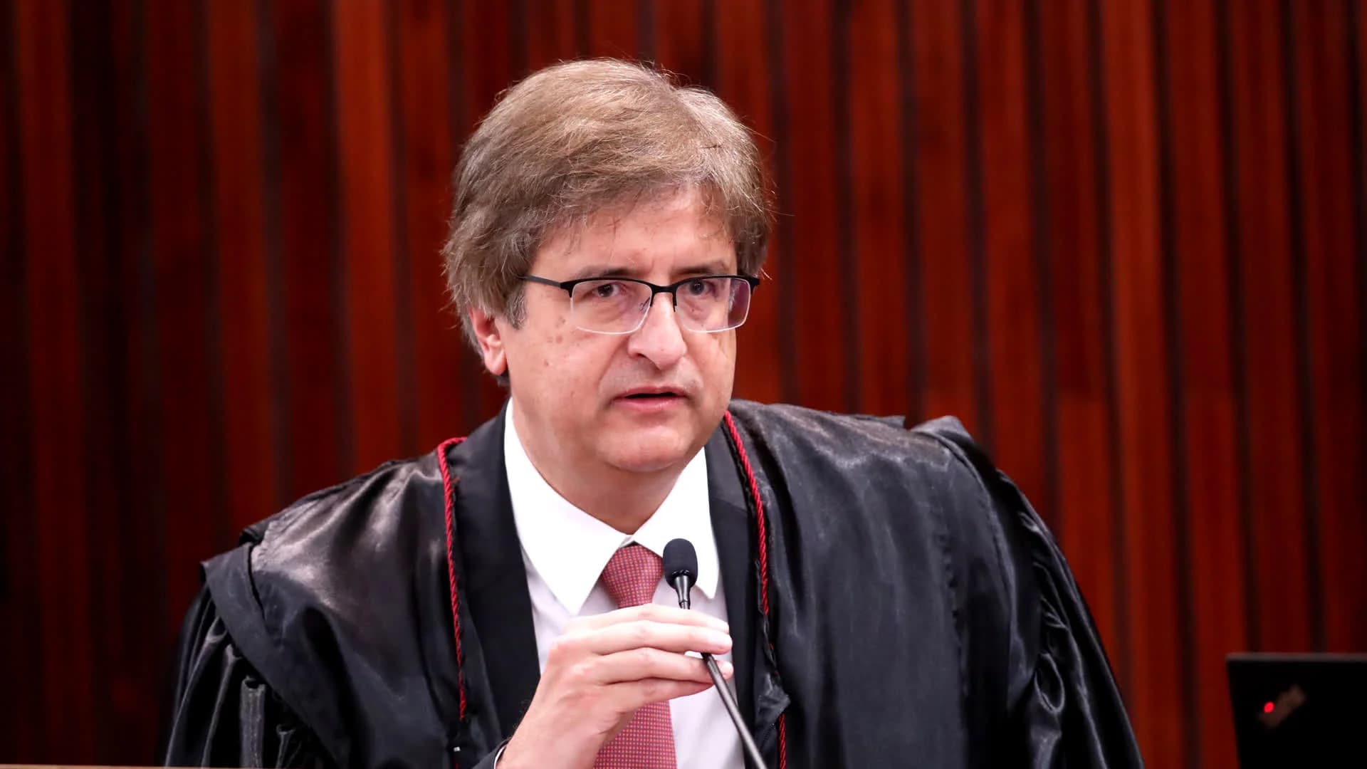 O procurador-geral da República, Paulo Gonet, discursa em tribuna durante sessão no TSE
