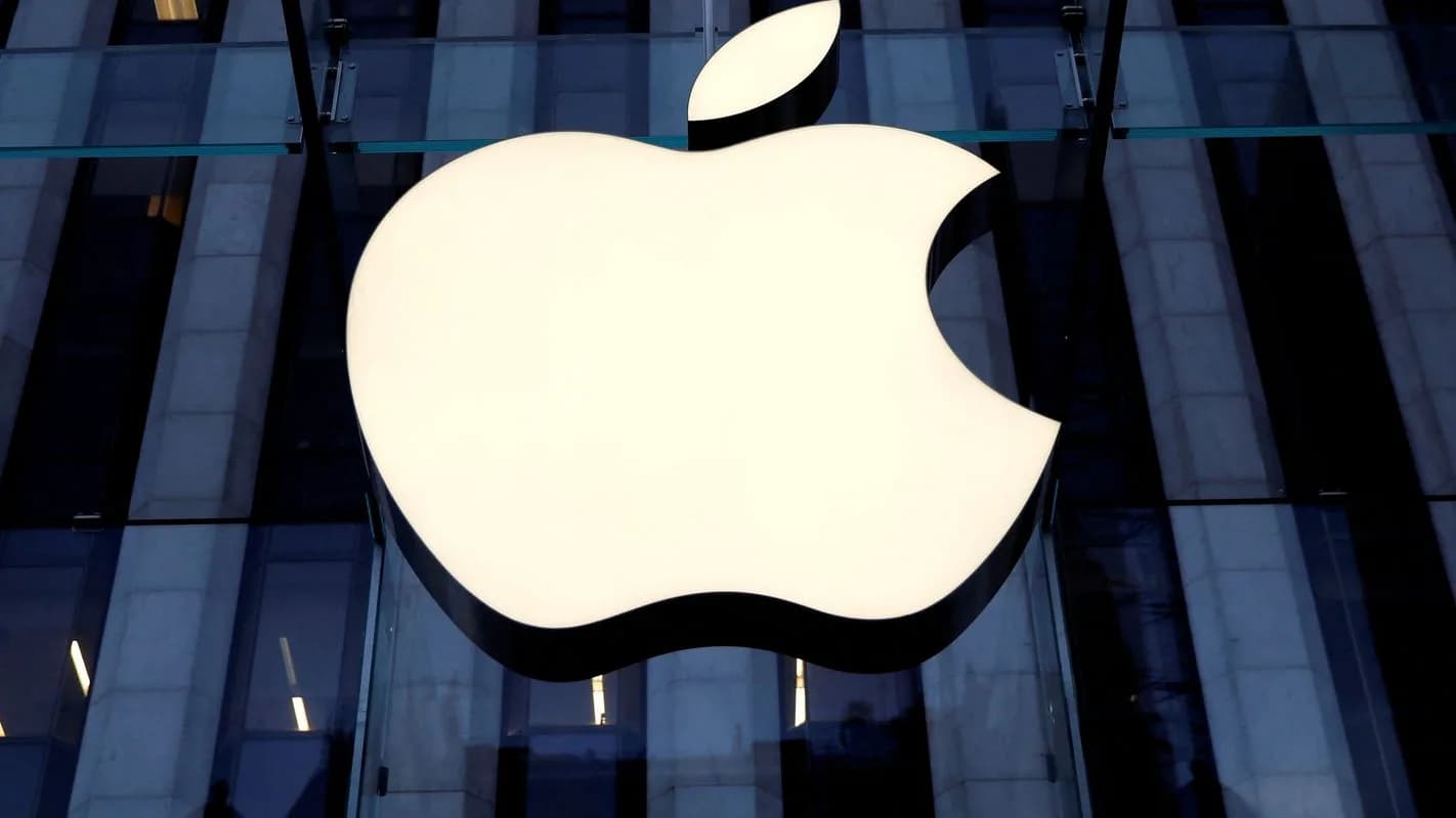Logo da Apple iluminado na fachada de uma loja da marca