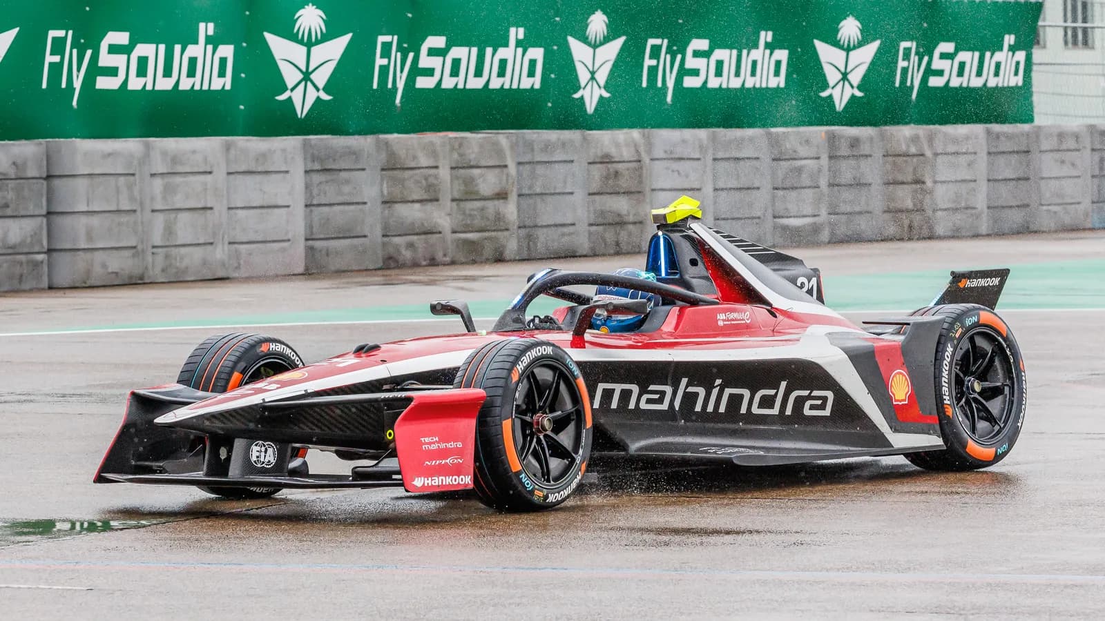 Foto de arquivo: Felipe Drugovich pilota carro de Fórmula E em pista molhada