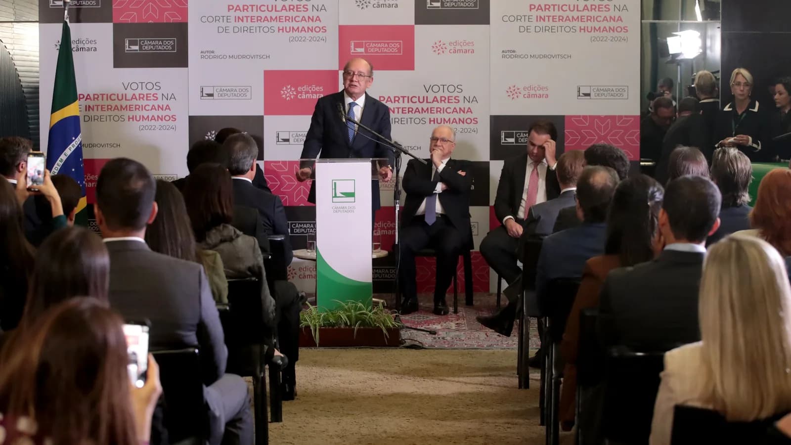 O ministro Gilmar Mendes discursa em púlpito durante evento na Câmara dos Deputados
